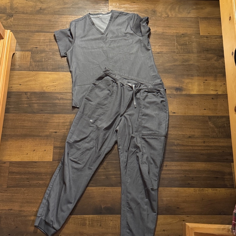 Fabletics Women’s Scrub Set. Vital 1-pocket scrub top & on-call scrub jogger.
